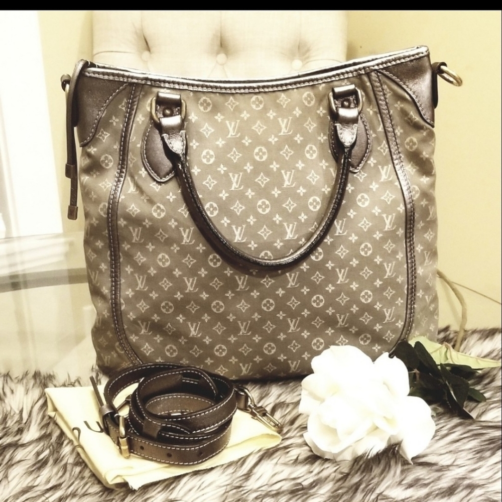 💥SOLD💥Authentic LV Besace Angele Bag